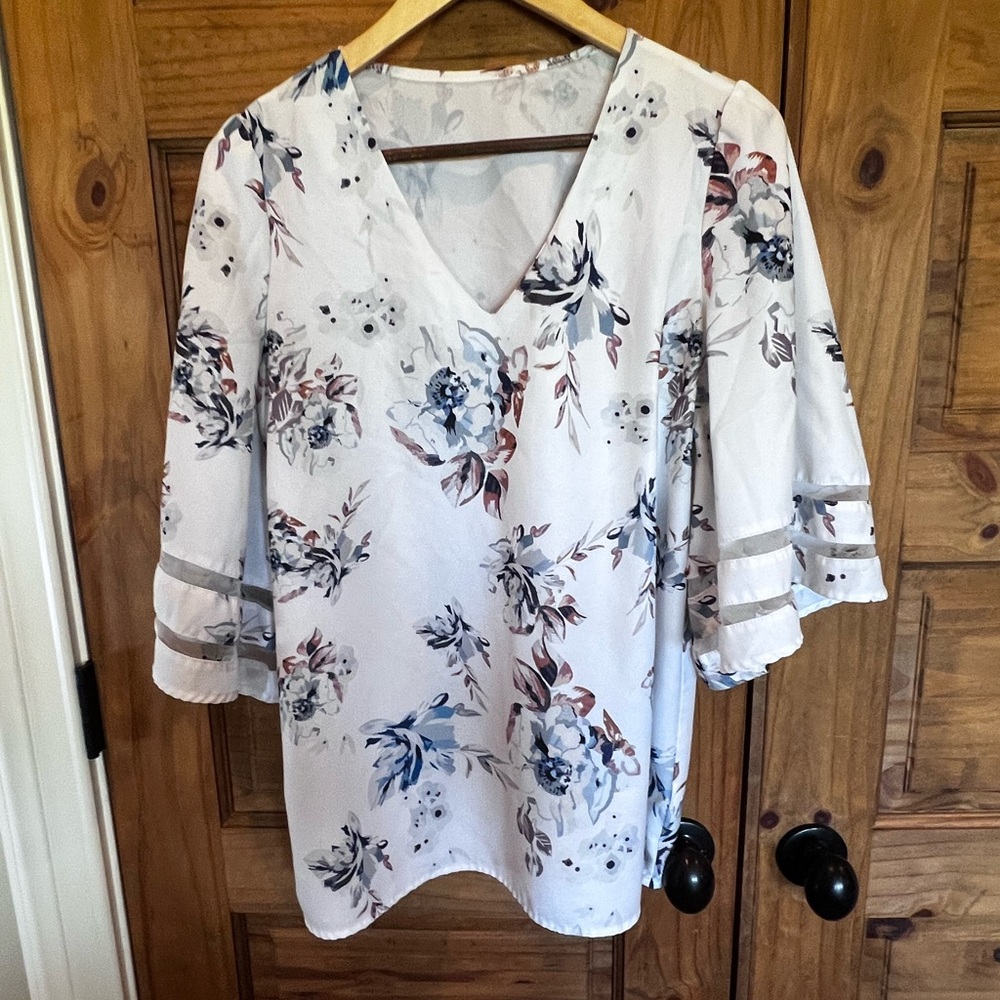 Pretty floral top. 3/4 Sleeve.
